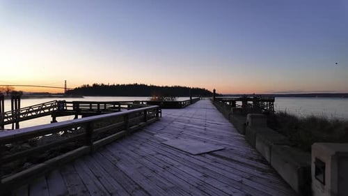 Cais panorâmicos de madeira em Ambleside ao pôr do sol, temporada de outono, West Vancouver, Vancouver