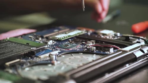 Reparatur des Laptop-Kühlsystems Trennen des Kabels und Entfernen der Kühlkühlernaht