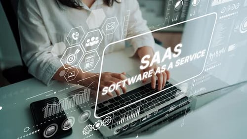 Profesional que trabaja en computadoras portátiles con concepto de software SAAS e interfaz digital, centrándose en el producto