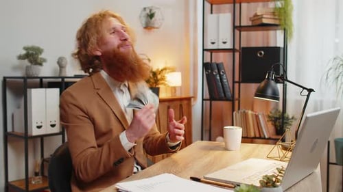 Empresário empolgado, contando dinheiro, verificando salário em dólares, aproveite a riqueza na sala de escritório doméstico