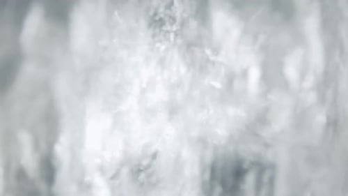 In einer rotierenden Waschmaschinentrommel mit Wasserspritzung
