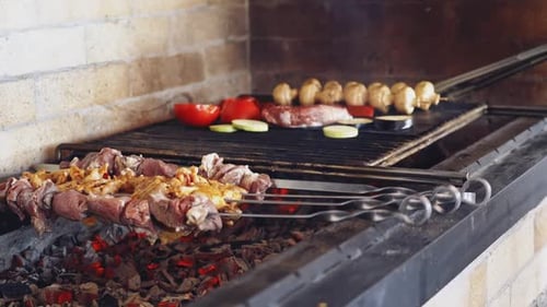 Cuire de la viande sur le feu. Griller de la viande marinée sur le gril