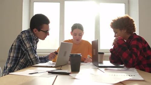 Reunião de equipe no escritório de trabalho