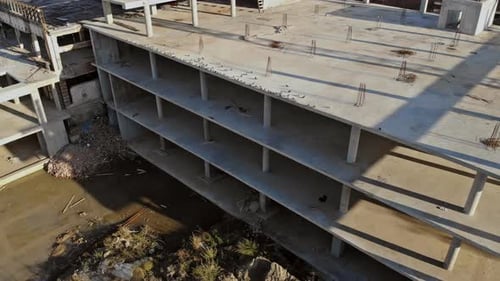 Se está construyendo un edificio de apartamentos de varios pisos a lo largo del camino y la obra aún está en marcha