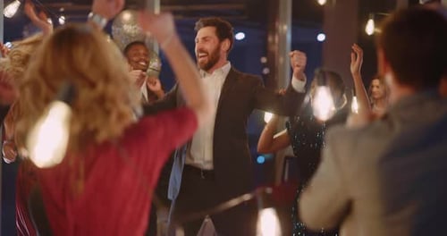 Companhia multiétnica e animada de diversos homens e mulheres de negócios corporativos dançando para se divertir