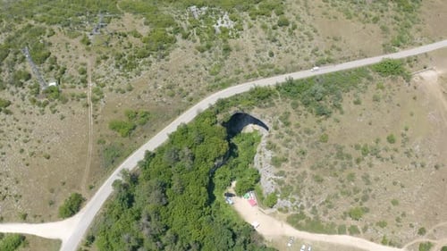 Route au-dessus de la grotte de Prohodna dans la gorge de l'Iskar près de Karlukovo à Lukovit, province de Lovech, Bulgarie. Ae