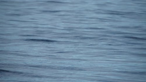 Abstrakter Hintergrund der Meereswasseroberfläche. Zeitlupe