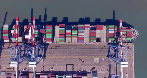 Handelshafen mit Containerschiffen - Luftaufnahme von oben nach unten.