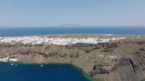 Vista aérea de la isla de Santorini con el pueblo de Oia, Grecia