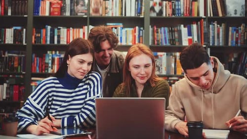 Gruppe von Studenten, die in der Bibliothek zusammenarbeiten