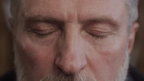 напряженный мужской взгляд крупным планом