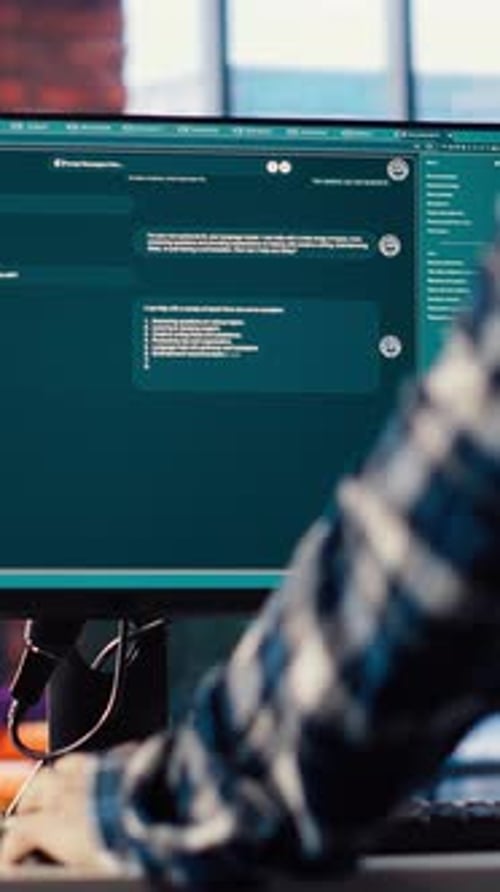 Mann zu Hause stellt Fragen an den virtuellen Assistenten von AI LLM Chatbot