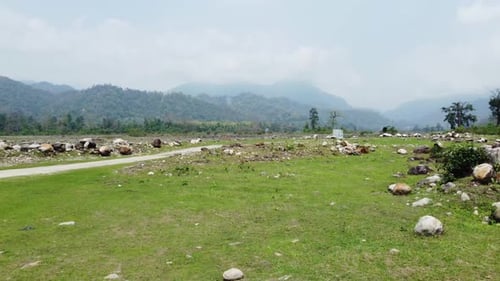 Natürliche Schönheit der Grenze zwischen Indien und Bhutan oder Hochland. Die Dürre, die durch die Berge fließt, fließt t