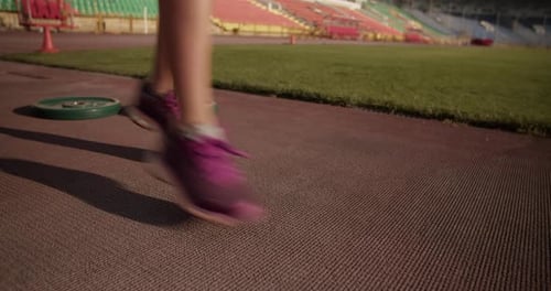 Deportista de cultivo saltando mientras levanta pesas pesadas