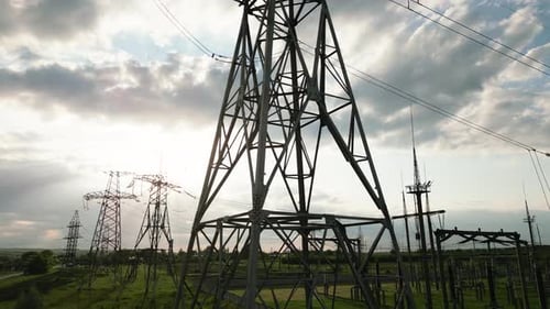 Blick auf das Hochspannungskraftwerk von einer fliegenden Drohne aus, Weitwinkel-Hochspannungs-Umspannstation mit hoher Höhe