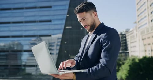 Travail à distance, plein air et homme d'affaires en ville avec un ordinateur portable pour la recherche de projets et la planification de la saisie