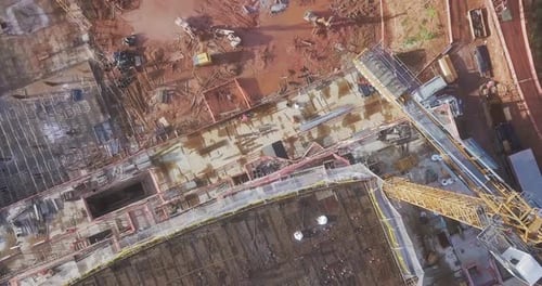 Kranich, der über der Baustelle strandet, aus der Vogelperspektive