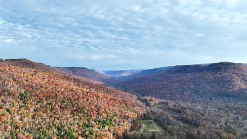 Images aériennes prises en automne montrant de magnifiques feuillages dans la vallée de Sequatchie, au Tennessee.