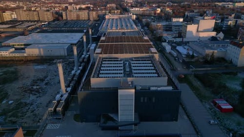 Rechenzentrum, Cloud-Service, Quantencomputing, Serverraum, Glatte Luftaufnahme, Flugdrohne