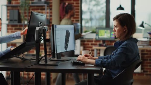 Un homme et une femme réfléchissent à des idées pour créer de nouveaux logiciels industriels