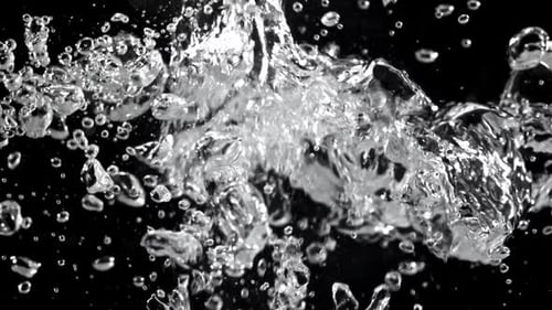 Luftblasen unter Wasser, gefilmt mit einer Hochgeschwindigkeitskamera mit 1000 Bildern pro Sekunde