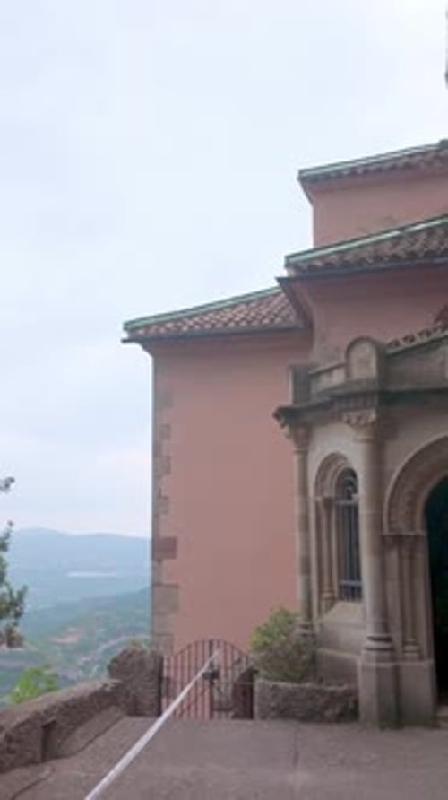 Le bâtiment du monastère de Santa Cova à Montserrat est niché dans les montagnes d'Espagne