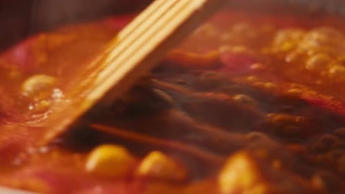 Hähnchen in Tomatensauce kocht auf einer Bratpfanne mit Gewürzen, Kochen von Tomatensauce, Curry mit