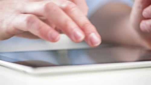 4k-Video eines Mannes, der sein digitales Tablet zu Hause benutzt