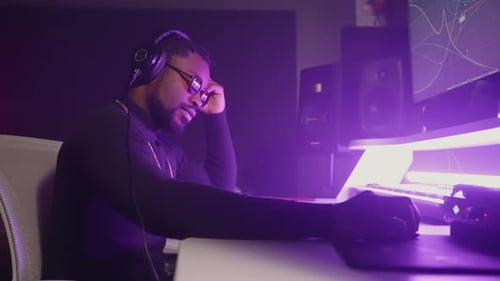 Der ausführende Plattenproduzent oder Sounddesigner arbeitet in einem professionellen Aufnahmestudio