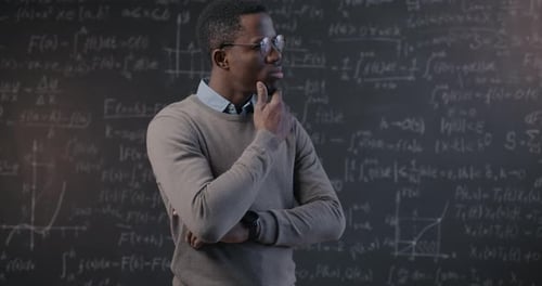 Portrait au ralenti d'un scientifique afro-américain intelligent pensant puis levant le doigt