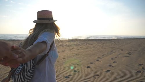 Suivez-moi une photo d'une jeune fille heureuse en chemise avec sac à dos, emmenez son petit ami au bord de la mer, magnifique