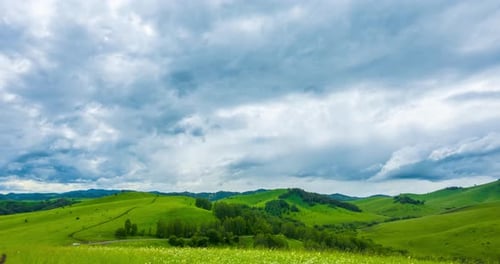 Bergwiesen, Zeitraffer im Sommer oder Herbst, Wilde Natur und ländliches Feld, schnelle Wolken