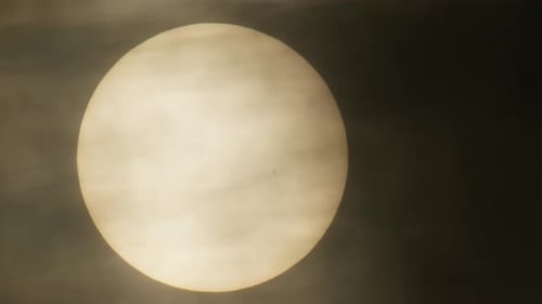 Nahaufnahme der verdunkelten Sonne