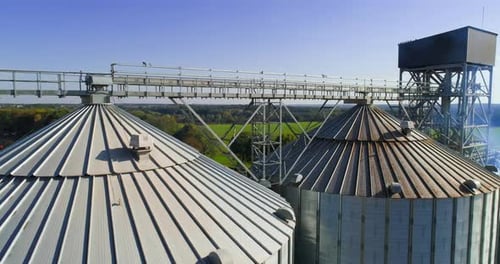 Grandes tours en acier pour le stockage des récoltes. Vue aérienne du terminal céréalier avec entrepôt fermé et silos