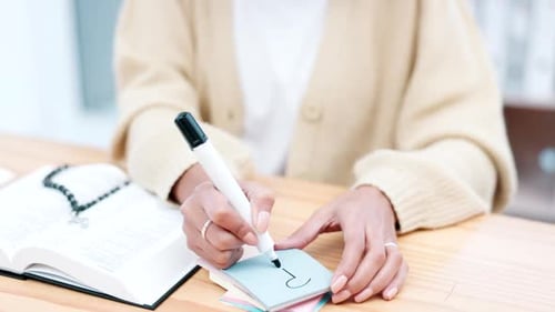 Hände, Schrift und Notizen für das Bibelstudium, die Frau oder das spirituelle Wachstum mit Wissen