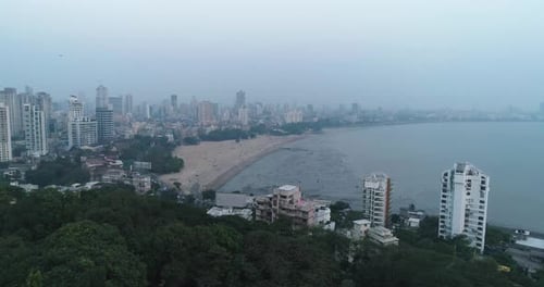Une prise de vue Cinématographique par Drone du célèbre point de Marine Drive Chaupati Beach, dans la région de Mum, au sud de Bombay