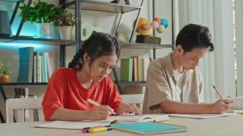 Asiatische Jungen und Mädchen studieren in der Schule