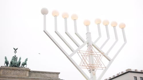 Los judíos celebran Janucá quemando menorás con candelabros y velas tradicionales en Berlín