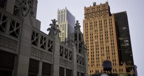 Horizonte de la ciudad: arquitectura histórica y moderna que contrasta