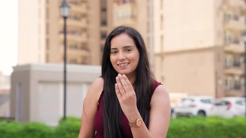 Indische Frau macht Adab