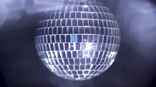 Boule disco en argent qui tourne.