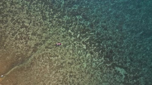 Incroyable vue de haut en bas par drone de personnes faisant du kayak au-dessus d'un récif corallien