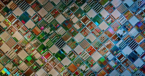 Plaquette semi-conductrice en silicium avec motif en mosaïque de puces de circuit intégré.