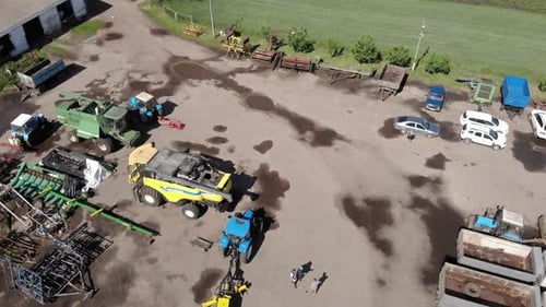 Luftbild des landwirtschaftlichen Maschinenparks auf der kleinen Farm im ukrainischen Dorf