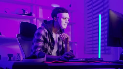 Ein Hacker benutzt einen Laptop, um nachts Daten zu stehlen