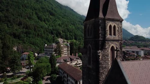 antiga igreja católica de pedra de Interlaken, nos Alpes suíços. Pedestal com vista aérea ao longo da torre
.