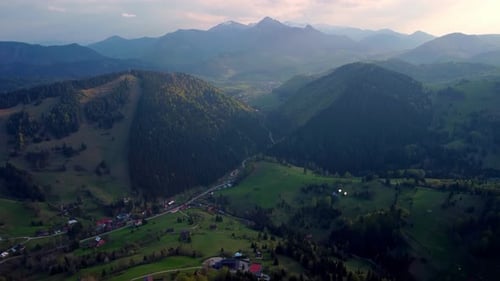 Erleben Sie die atemberaubende Luftaufnahme einer ruhigen Berglandschaft, die die Schönheit der Natur zeigt