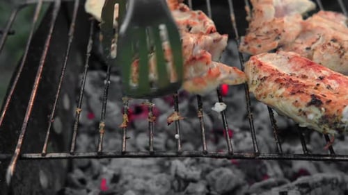 Hähnchenfilet Bbq Gegrillte Hähnchenbrust auf dem heißen Grill mit Rauch und Feuerflammen Saftig Weiß