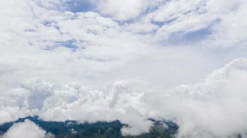 Zeitraffer Fliegen über Wolken in der Regenzeit, Hyperlapse aus bewegten Wolken