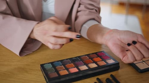 Visagist Swatches Kosmetik zu Hause